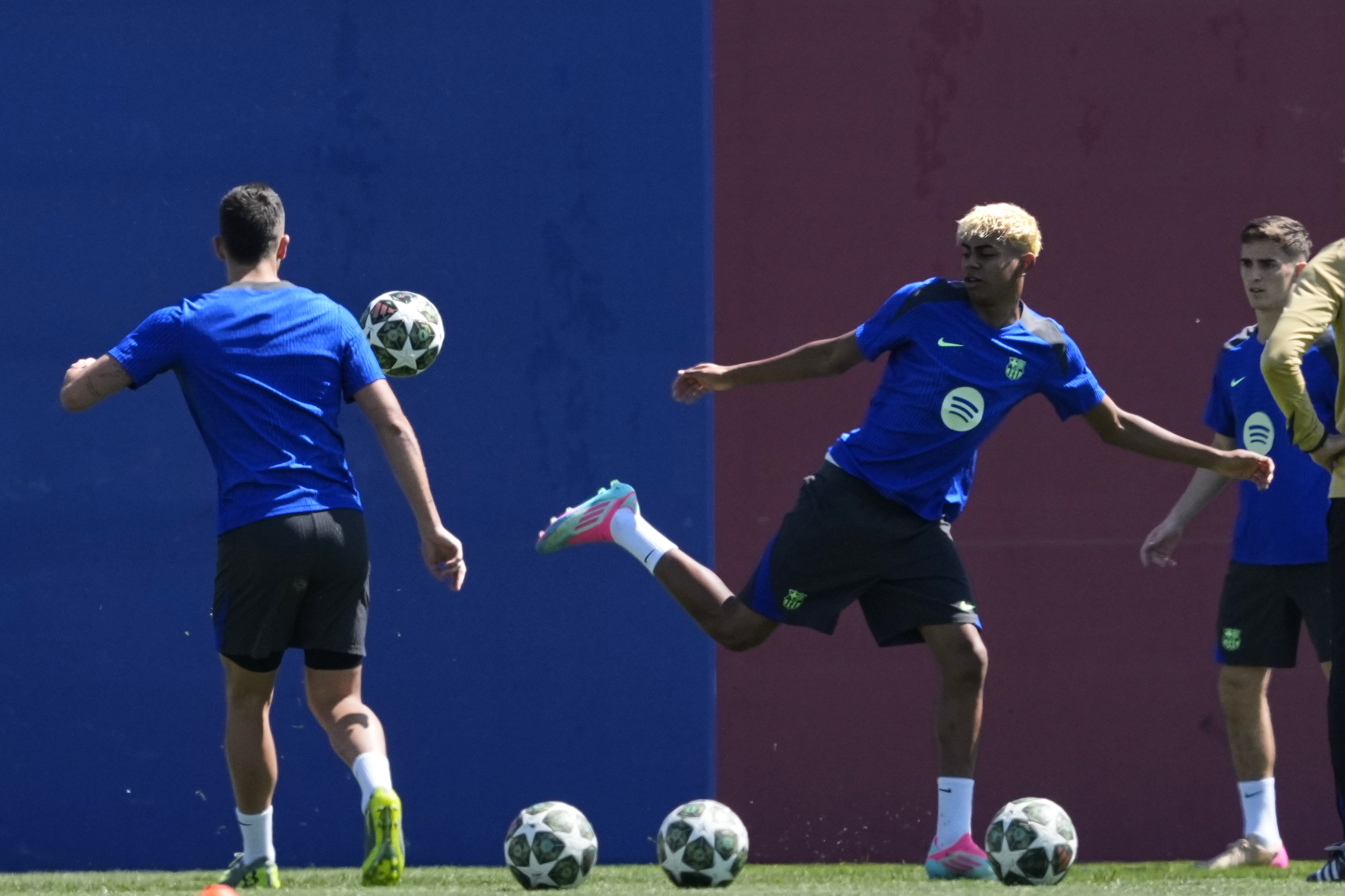 关于巴塞罗那濒临出局，欧冠强赛不利的信息