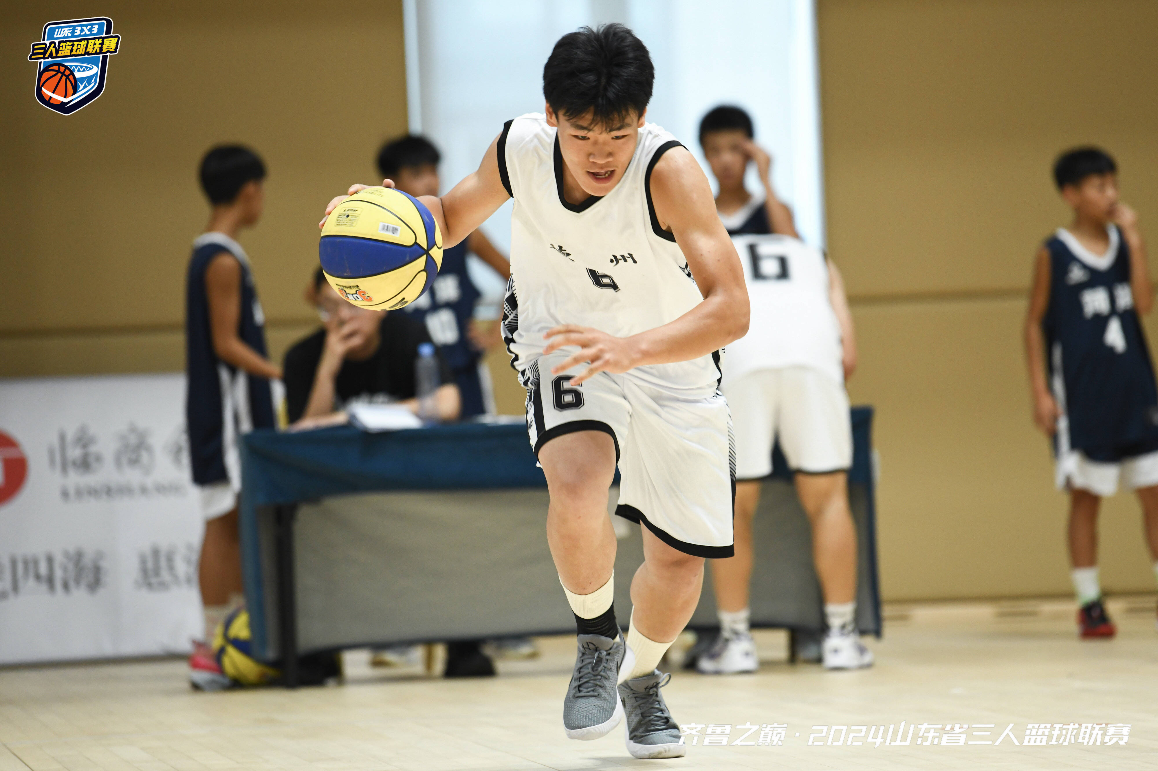 包含精彩时刻，球员们将在比赛中全力以赴争取荣誉的词条