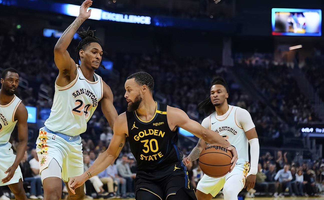 阿扎伦卡连续五场比赛得分超过连败，法国队挑战极限！的简单介绍